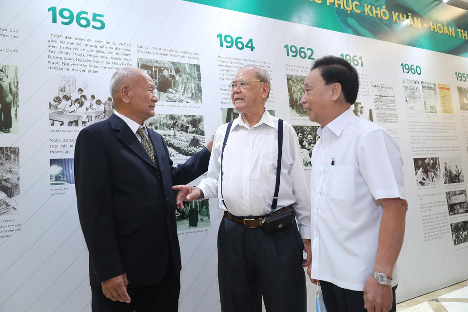 Các đại biểu, nguyên cán bộ TTXVN, nguyên phóng viên, điện báo viên, kỹ thuật viên của TTXGP dự buổi lễ. (Ảnh: Lâm Khánh/TTXVN)