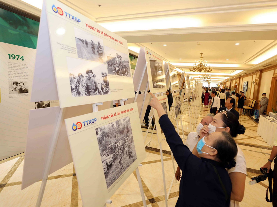 Các đại biểu tham quan trưng bày ảnh Thông tấn xã Giải phóng anh hùng. (Ảnh: Nhật Anh/TTXVN)