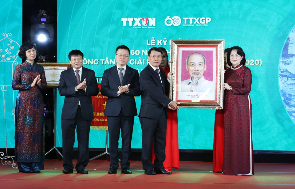 Phó Chủ tịch nước Đặng Thị Ngọc Thịnh trao bức chân dung Chủ tịch Hồ Chí Minh tặng cán bộ, phóng viên, biên tập viên, nhân viên Thông tấn xã Việt Nam. (Ảnh: Lâm Khánh/TTXVN)