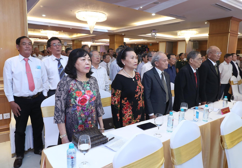 Các đại biểu thực hiện nghi thức chào cờ. (Ảnh: Lâm Khánh/TTXVN)