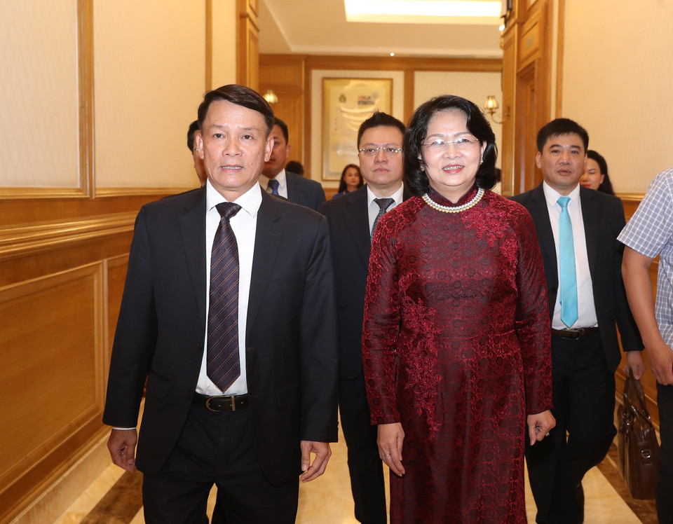 Tổng Giám đốc TTXVN Nguyễn Đức Lợi đón Phó Chủ tịch nước Đặng Thị Ngọc Thịnh dự buổi lễ. (Ảnh: Lâm Khánh/TTXVN)