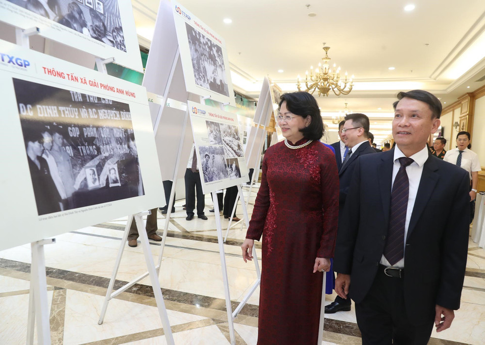 Phó Chủ tịch nước Đặng Thị Ngọc Thịnh, Tổng Giám đốc TTXVN Nguyễn Đức Lợi cùng các đại biểu tham quan triển lãm ảnh Thông tấn xã Giải phóng Anh hùng. (Ảnh: Lâm Khánh/TTXVN)