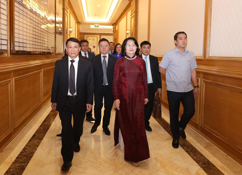  Tổng Giám đốc TTXVN Nguyễn Đức Lợi đón Phó Chủ tịch nước Đặng Thị Ngọc Thịnh dự buổi lễ. (Ảnh: Lâm Khánh/TTXVN)