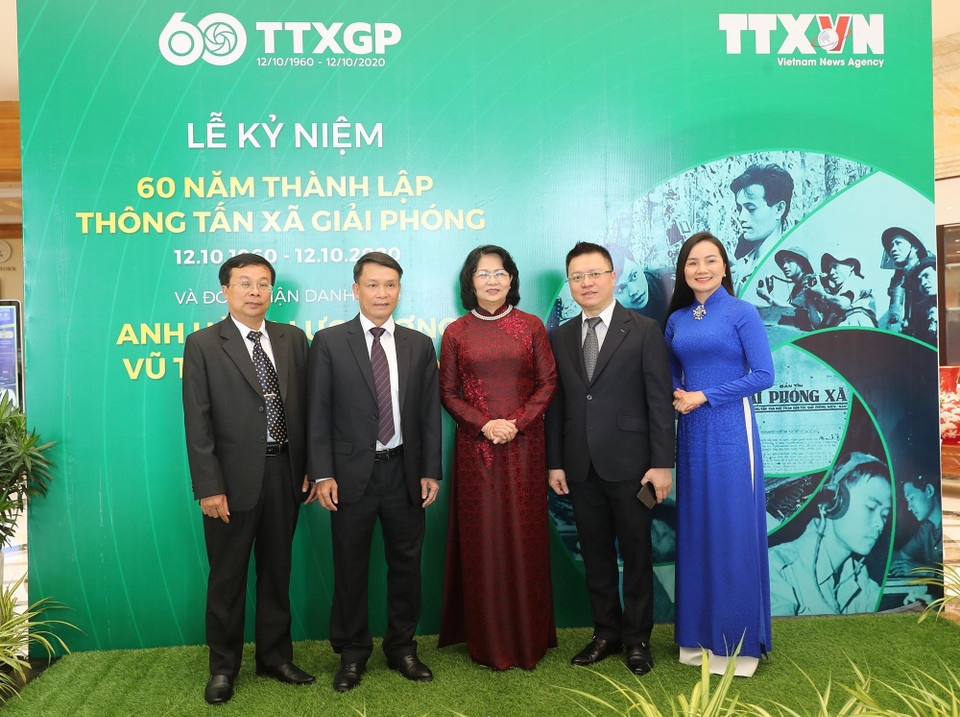 Phó Chủ tịch nước Đặng Thị Ngọc Thịnh với Lãnh đạo TTXVN và các đại biểu dự buổi lễ. (Ảnh: Lâm Khánh/TTXVN)