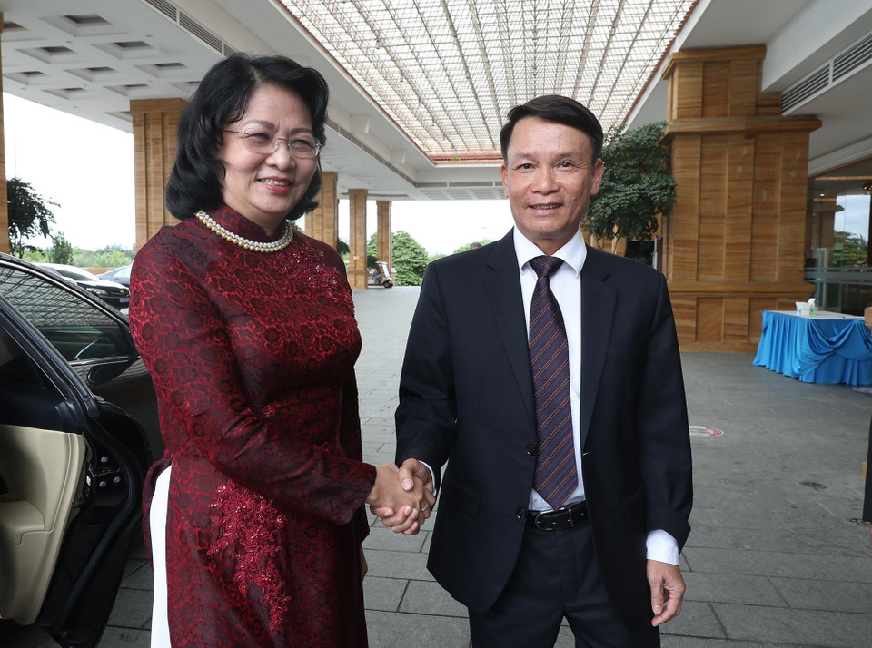 Tổng Giám đốc TTXVN Nguyễn Đức Lợi đón Phó Chủ tịch nước Đặng Thị Ngọc Thịnh dự buổi lễ. (Ảnh: Lâm Khánh/TTXVN)