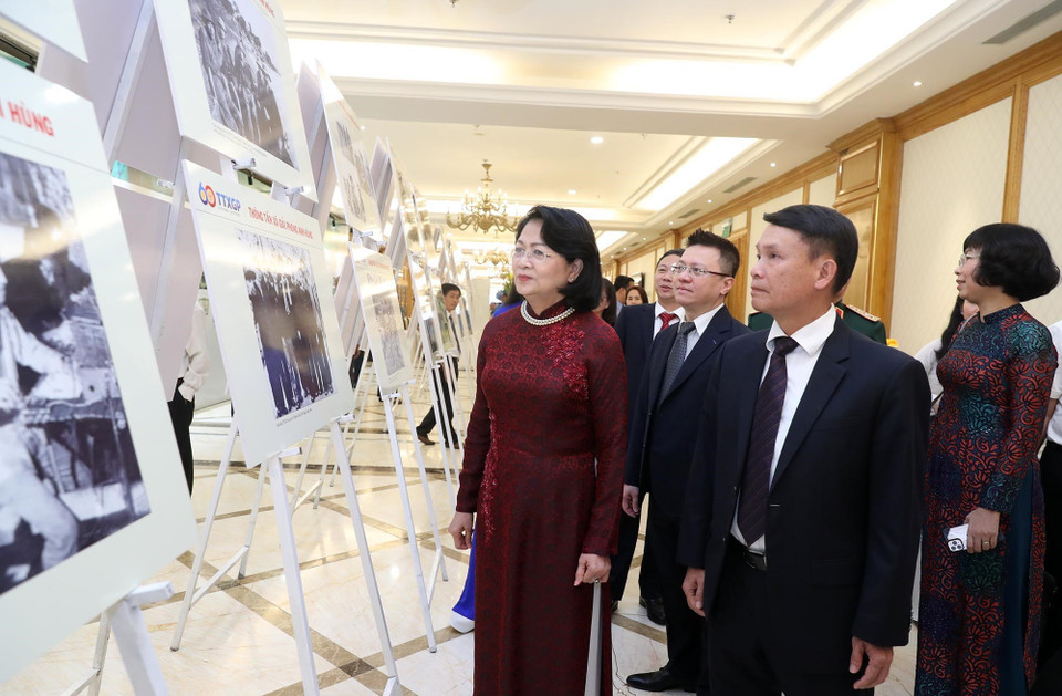 Phó Chủ tịch nước Đặng Thị Ngọc Thịnh, Tổng Giám đốc TTXVN Nguyễn Đức Lợi cùng các đại biểu tham quan triển lãm ảnh Thông tấn xã Giải phóng Anh hùng. (Ảnh: Lâm Khánh/TTXVN)