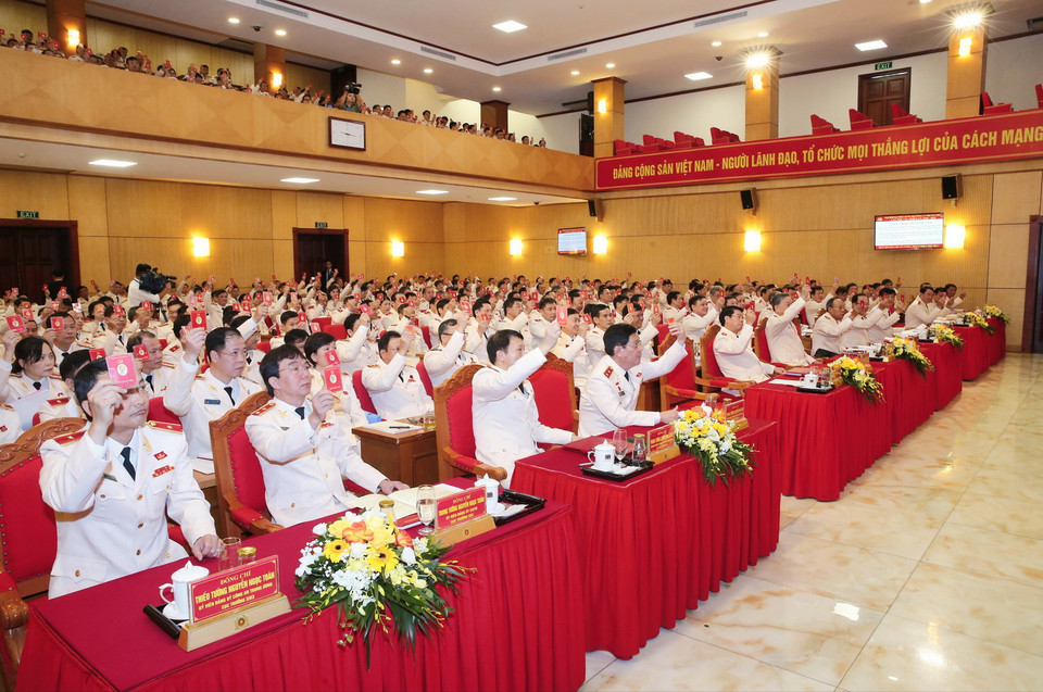 Đại biểu biểu quyết thông qua chương trình đại hội. (Ảnh: Doãn Tấn/TTXVN)