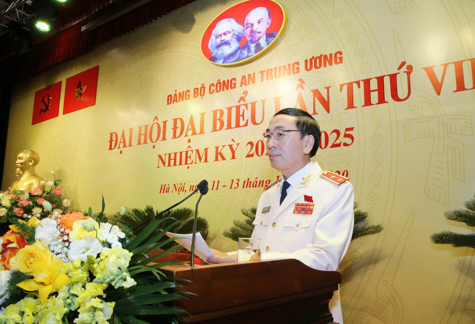  Ủy viên Trung ương Đảng, Thứ trưởng Bộ Công an, Trung tướng Trần Quốc Tỏ trình bày chương trình đại hội. (Ảnh: Doãn Tấn/TTXVN)