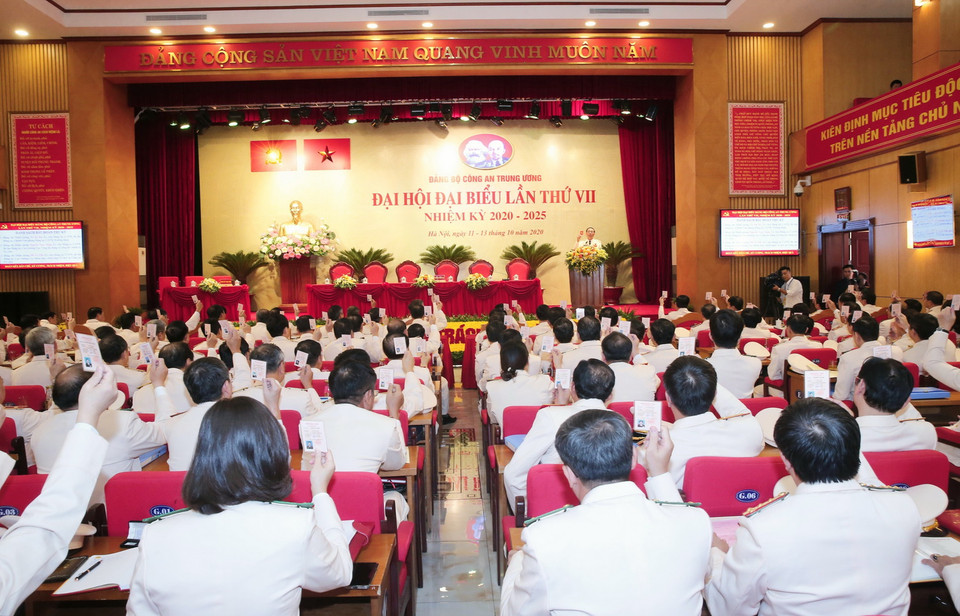 Đại biểu biểu quyết thông qua chương trình đại hội. (Ảnh: Doãn Tấn/TTXVN)