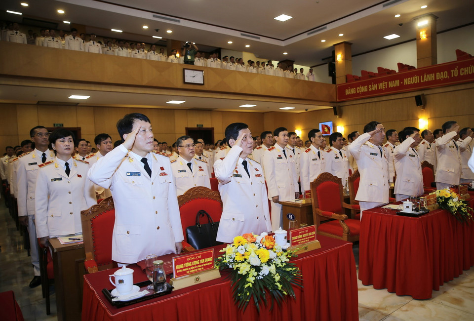 Đại biểu thực hiện nghi thức chào cờ. (Ảnh: Doãn Tấn/TTXVN)