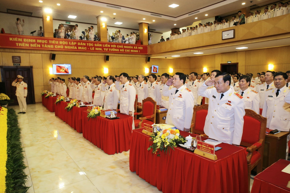  Đại biểu thực hiện nghi thức chào cờ. (Ảnh: Doãn Tấn/TTXVN)