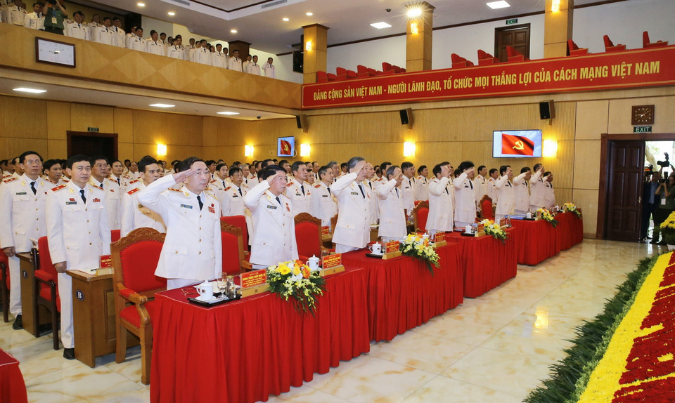 Đại biểu thực hiện nghi thức chào cờ. (Ảnh: Doãn Tấn/TTXVN)