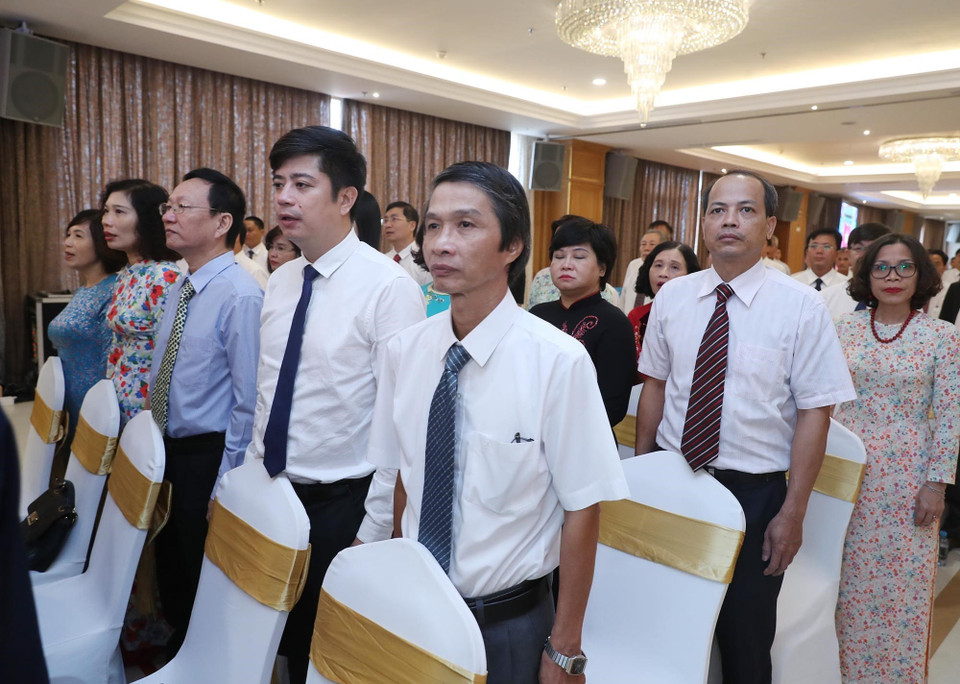 Các đại biểu thực hiện nghi thức chào cờ. (Ảnh: Lâm Khánh/TTXVN)