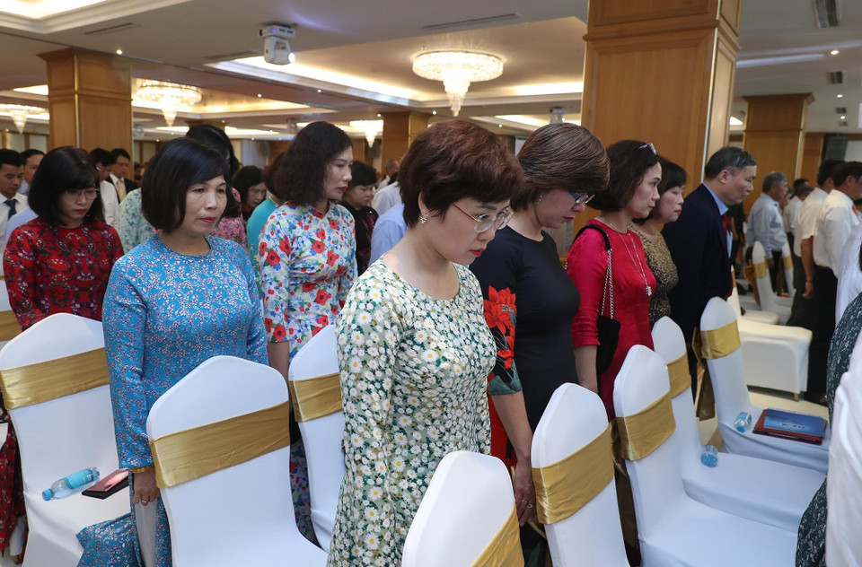 Các đại biểu mặc niệm tưởng nhớ các Anh hùng Liệt sỹ của TTXVN đã ngã xuống trong cuộc kháng chiến chống giặc ngoại xâm. (Ảnh: Lâm Khánh/TTXVN)