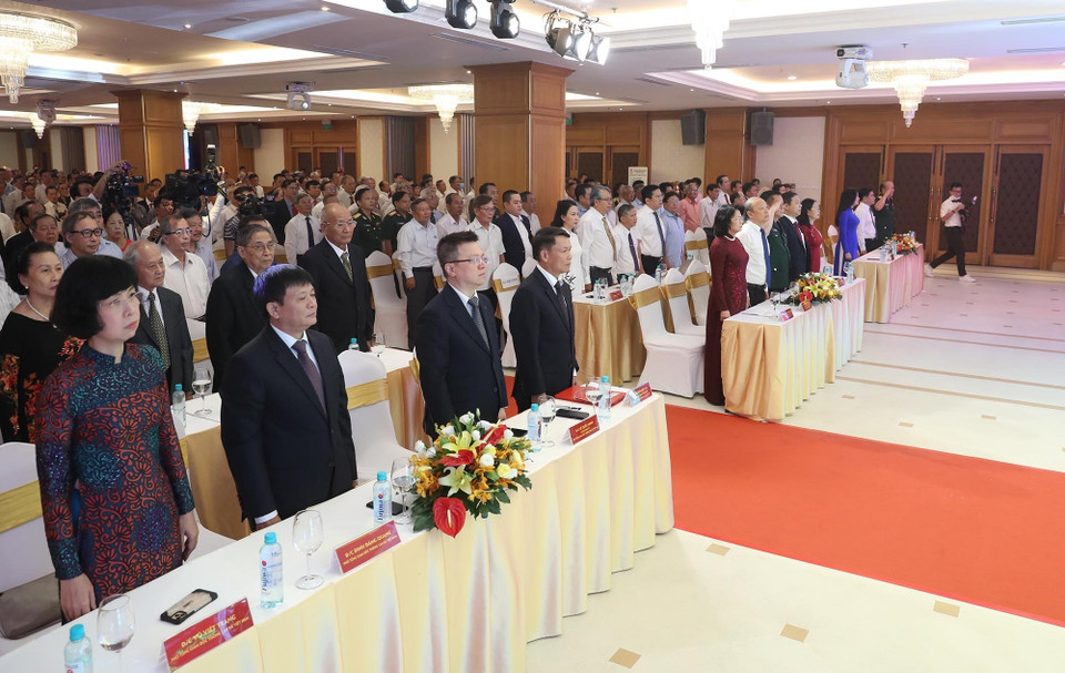 Phó Chủ tịch nước Đặng Thị Ngọc Thịnh và các đại biểu thực hiện nghi thức chào cờ. (Ảnh: Lâm Khánh/TTXVN)