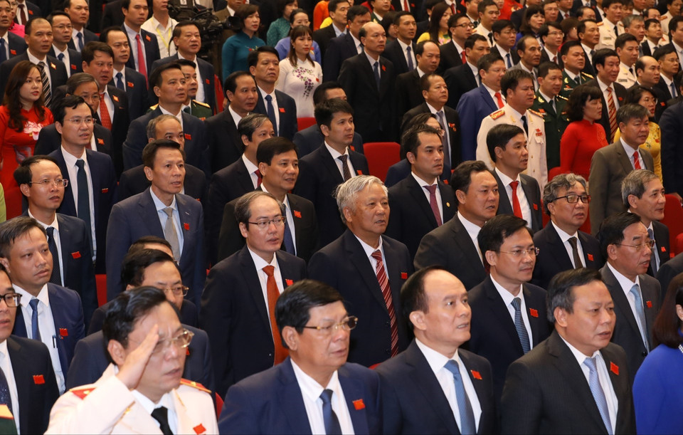 Các đại biểu thực hiện nghi thúc chào cờ. (Ảnh: Văn Điệp/TTXVN)