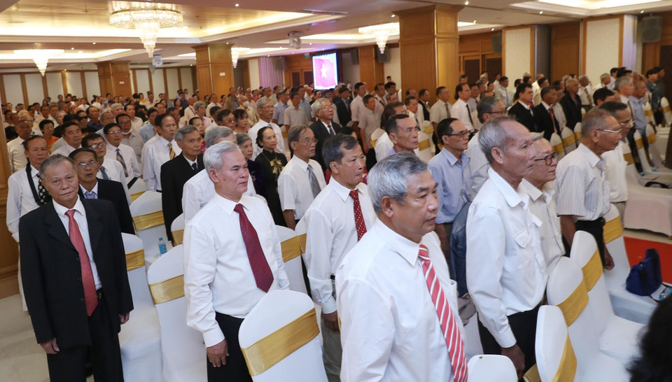 Các đại biểu thực hiện nghi thức chào cờ. (Ảnh: Lâm Khánh/TTXVN)