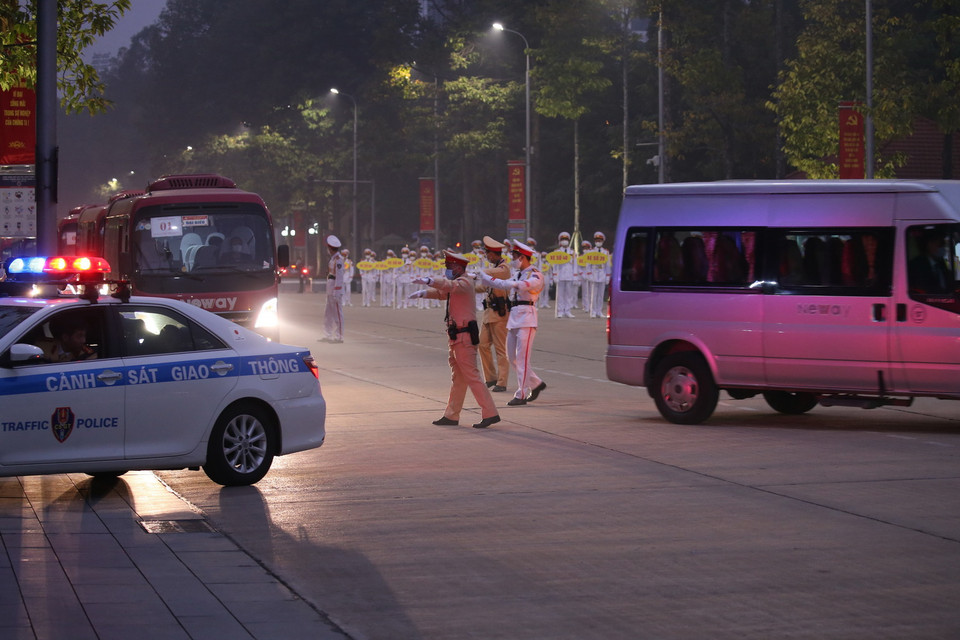 Lực lượng Cảnh sát Giao thông hướng dẫn các đoàn vào Lăng viếng Chủ tịch Hồ Chí Minh. (Ảnh: Dương Giang/TTXVN)