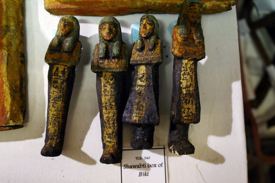 Những bức tượng cổ được khai quật tại khu khảo cổ Saqqara ở phía Nam thủ đô Cairo, Ai Cập, ngày 17/1. (Ảnh: THX/TTXVN)
