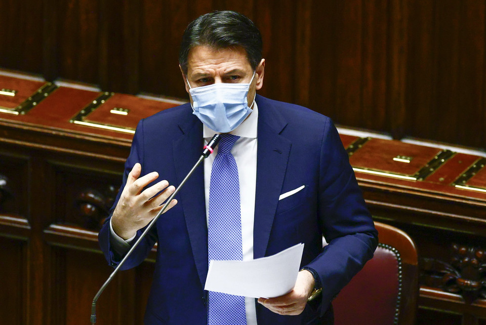 Tối 19/1, Thủ tướng Italy Giuseppe Conte (trong ảnh) giành được sự ủng hộ trong cuộc bỏ phiếu tín nhiệm tại Thượng viện với 156 phiếu ủng hộ, 140 phiếu chống và 16 phiếu trắng. (Ảnh: AFP/TTXVN)