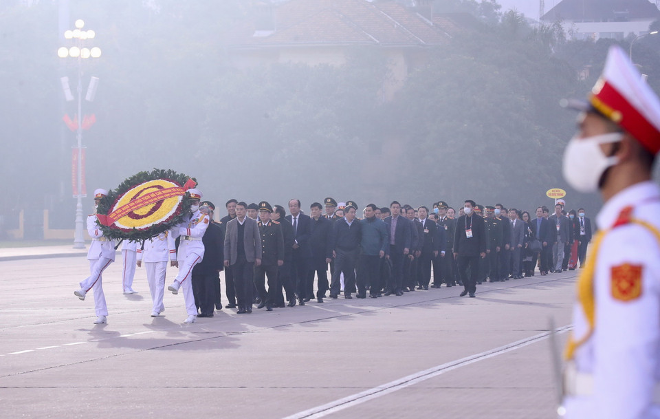 Ông Trần Quốc Vượng, Ủy viên Bộ Chính trị, Thường trực Ban Bí thư cùng đoàn công tác đến đặt vòng hoa và vào Lăng viếng Chủ tịch Hồ Chí Minh. (Ảnh: Dương Giang/TTXVN)