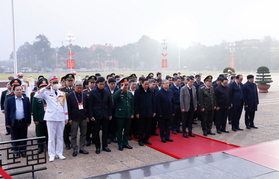 Ông Trần Quốc Vượng, Ủy viên Bộ Chính trị, Thường trực Ban Bí thư cùng đoàn công tác đến đặt vòng hoa và vào Lăng viếng Chủ tịch Hồ Chí Minh. (Ảnh: Dương Giang/TTXVN)