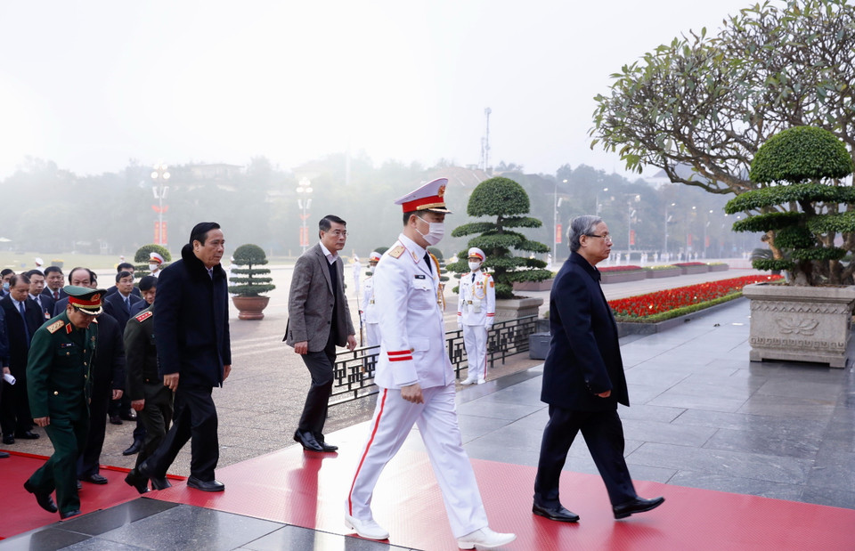 Ông Trần Quốc Vượng, Ủy viên Bộ Chính trị, Thường trực Ban Bí thư cùng đoàn công tác đến đặt vòng hoa và vào Lăng viếng Chủ tịch Hồ Chí Minh. (Ảnh: Dương Giang/TTXVN)