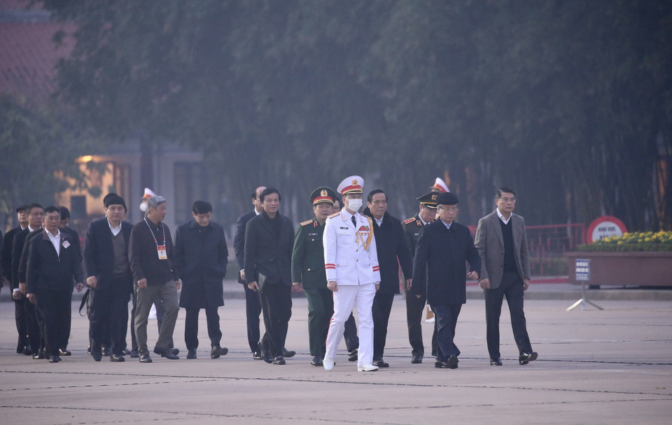 Ông Trần Quốc Vượng, Ủy viên Bộ Chính trị, Thường trực Ban Bí thư cùng đoàn công tác đến đặt vòng hoa và vào Lăng viếng Chủ tịch Hồ Chí Minh. (Ảnh: Dương Giang/TTXVN)