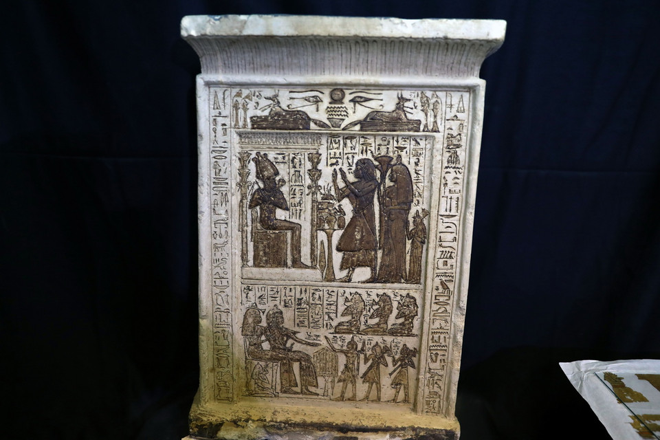 Một bia mộ được khai quật tại khu khảo cổ Saqqara ở phía Nam thủ đô Cairo, Ai Cập, ngày 17/1. (Ảnh: THX/TTXVN)