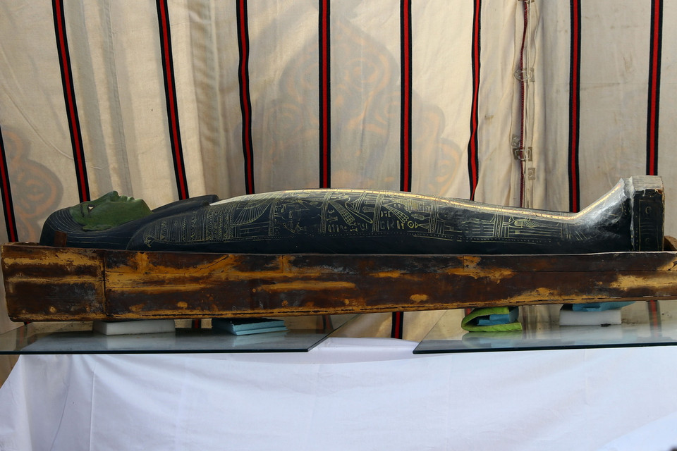 Một quan tài được khai quật tại khu khảo cổ Saqqara ở phía Nam thủ đô Cairo, Ai Cập, ngày 17/1. (Ảnh: THX/TTXVN)