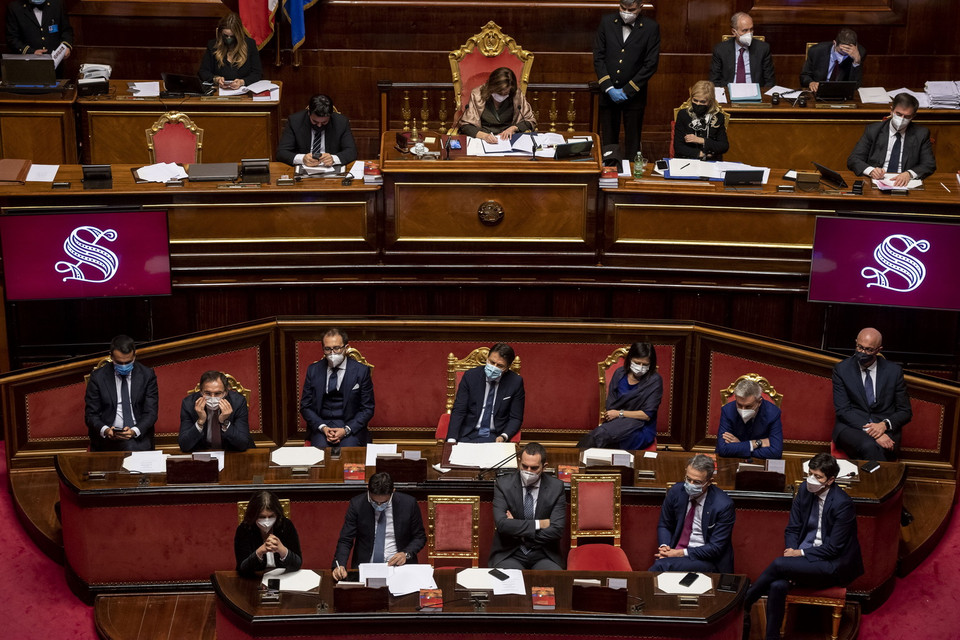 Tối 19/1, Thủ tướng Italy Giuseppe Conte (giữa, hàng 2) giành được sự ủng hộ trong cuộc bỏ phiếu tín nhiệm tại Thượng viện với 156 phiếu ủng hộ, 140 phiếu chống và 16 phiếu trắng. (Ảnh: THX/TTXVN)