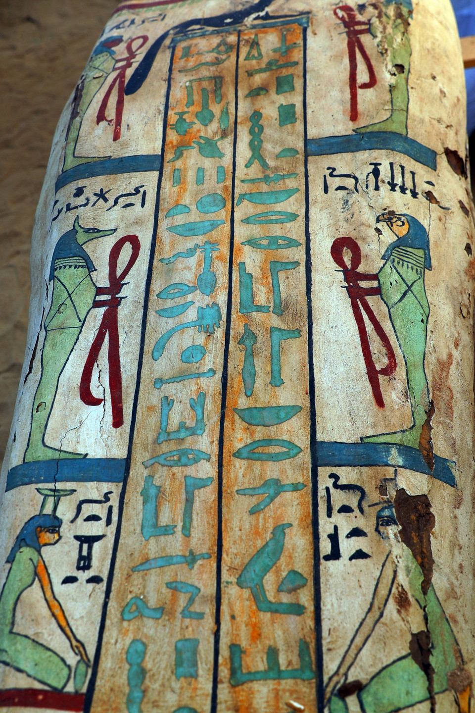 Một quan tài bằng gỗ được khai quật tại khu khảo cổ Saqqara ở phía Nam thủ đô Cairo, Ai Cập, ngày 17/1. (Ảnh: THX/TTXVN)