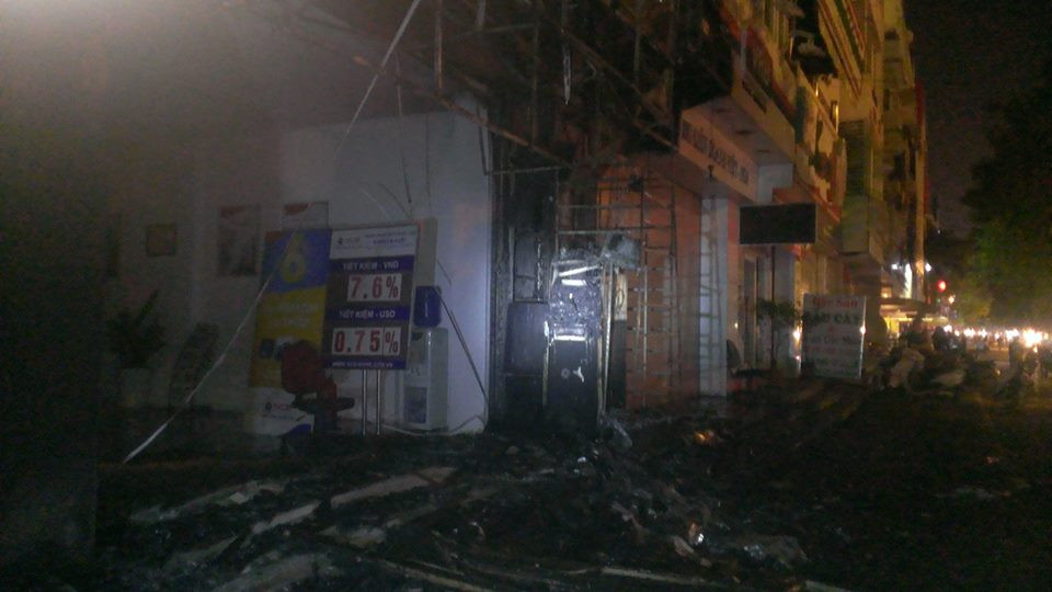 Nguyên nhân ban đầu có thể do chập điện biển quảng cáo hoặc từ máy ATM đặt trước chi nhánh. (Việt Phương/Vietnam+)