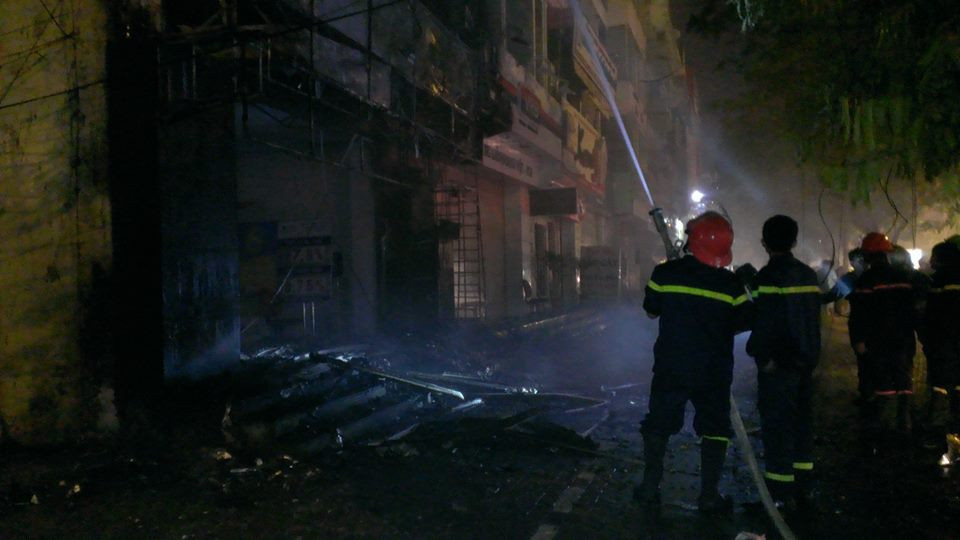 Ngọn lửa đã thiêu rụi phía bên ngoài tòa nhà chi nhánh NCB. (Ảnh: Việt Phương/Vietnam+)