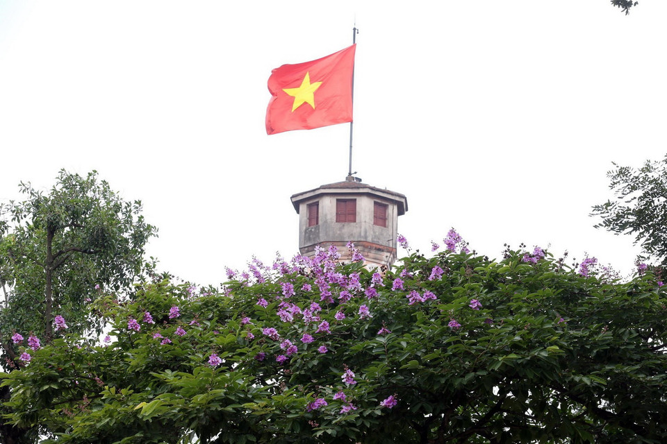 Cột cờ Hà Nội những ngày đầu Hè. (Ảnh: Anh Tuấn/TTXVN)