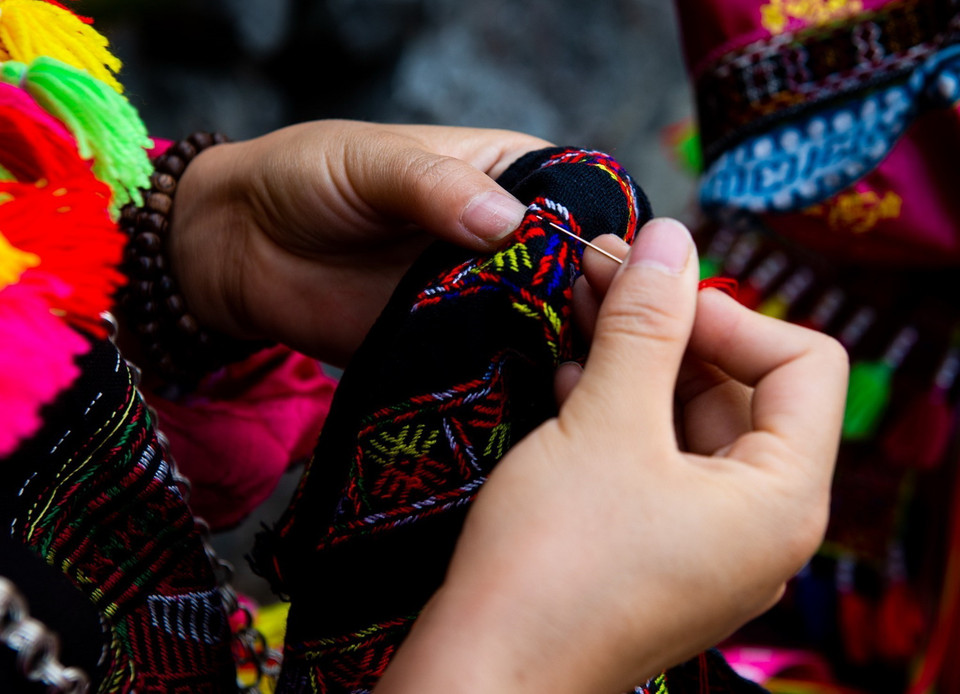 Những họa tiết, hoa văn trên trang phục của người Lô Lô đen được thêu tỷ mỷ, kỳ công. (Ảnh: Nam Thái/TTXVN)