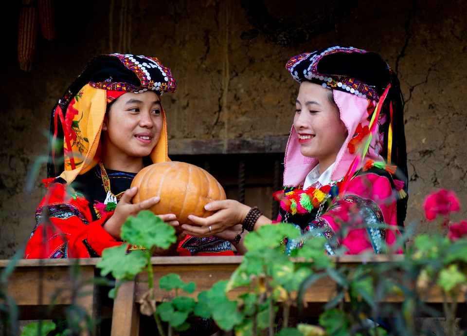 Người Lô Lô đen ở Lũng Cú ở tỉnh Hà Giang trong trang phục truyền thống. (Ảnh: Nam Thái/TTXVN)