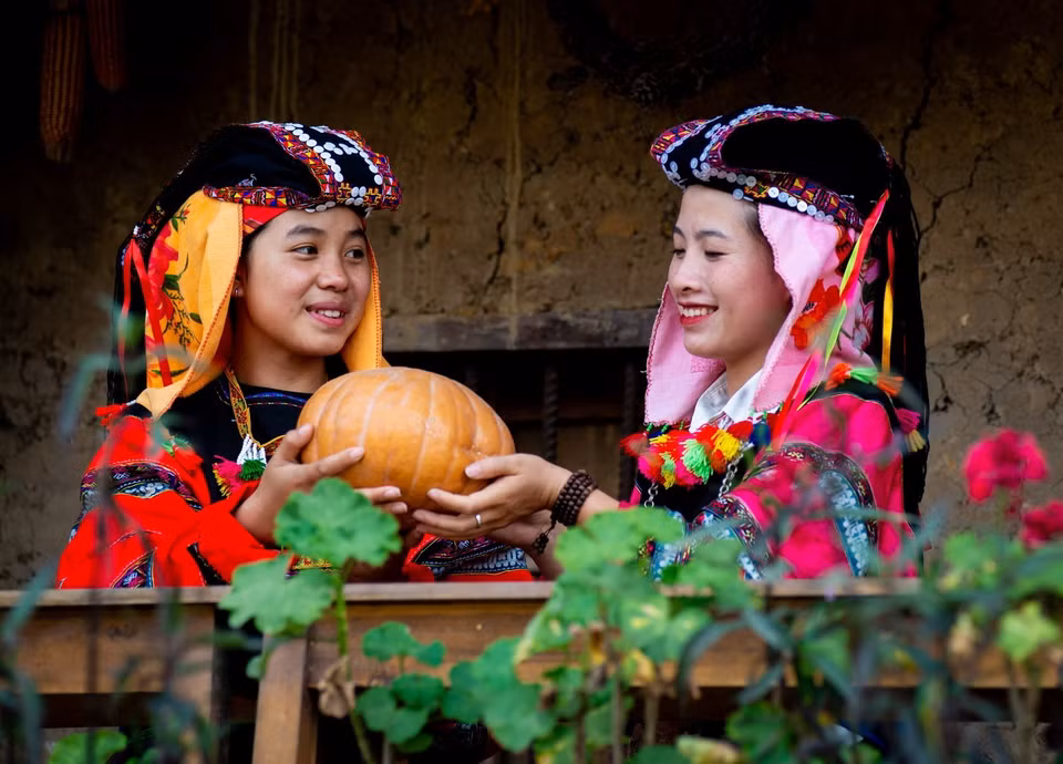 Người Lô Lô đen ở Lũng Cú ở tỉnh Hà Giang trong trang phục truyền thống. (Ảnh: Nam Thái/TTXVN)