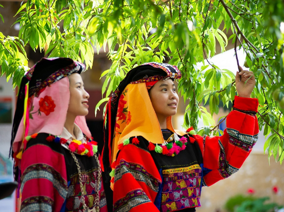 Trang phục truyền thống được người Lô Lô đen ở Lũng Cú, tỉnh Hà Giang, sử dụng thường xuyên, đặc biệt trong các dịp Lễ, Tết và những ngày quan trọng. (Ảnh: Nam Thái/TTXVN)