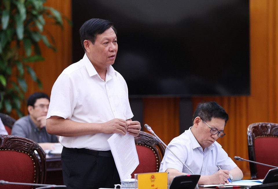 Thứ trưởng Bộ Y Tế Đỗ Xuân Tuyên báo cáo về tình trạng thiếu thuốc, vật tư y tế tại các cơ sở khám, chữa bệnh. (Ảnh: Dương Giang/TTXVN)