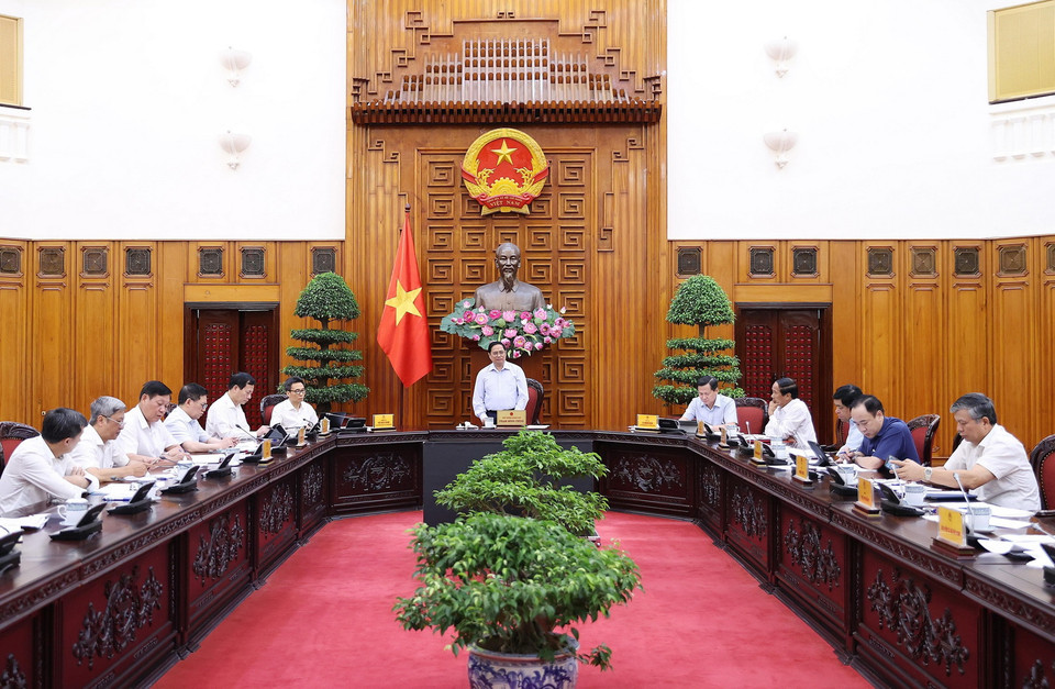 Thủ tướng Phạm Minh Chính chủ trì cuộc họp về việc cung ứng thuốc, vật tư y tế và giải pháp bảo đảm nguồn nhân lực cho ngành y tế. (Ảnh: Dương Giang/TTXVN)