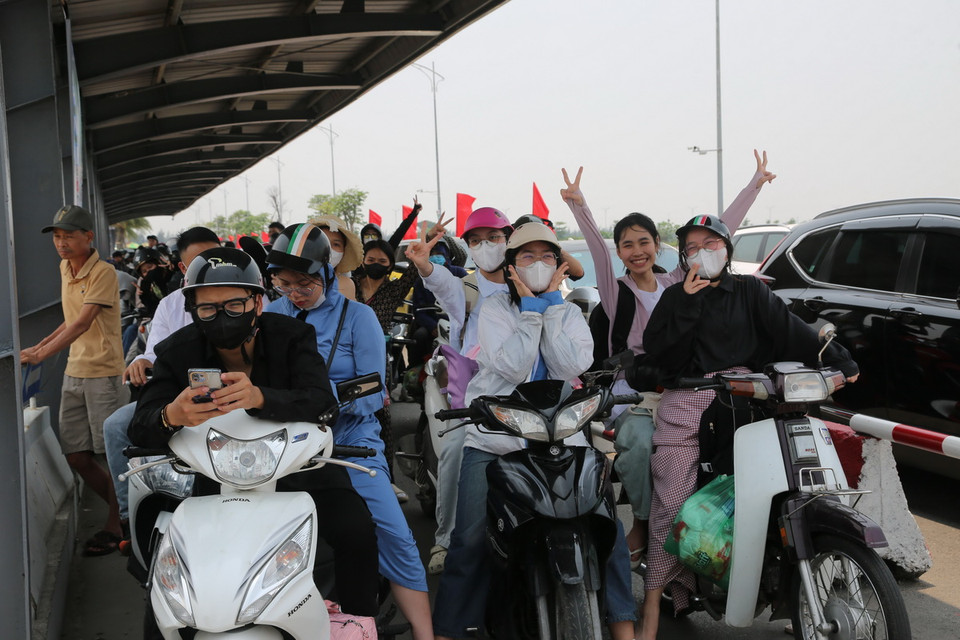 Người và phương tiện chờ di chuyển tại bến phà Đồng Bài. (Ảnh: Minh Thu/TTXVN)