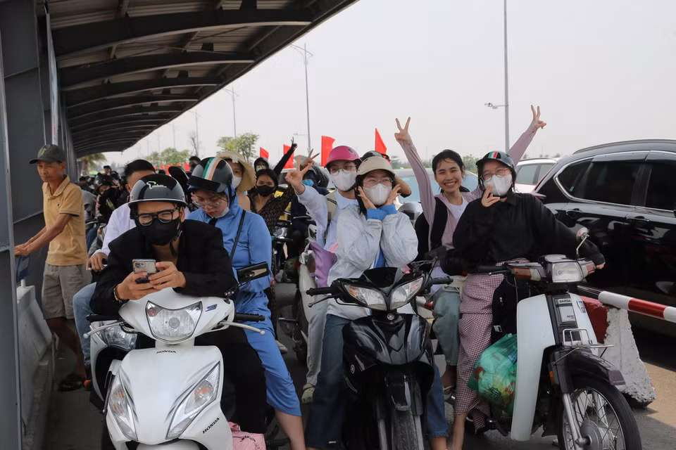Người và phương tiện chờ di chuyển tại bến phà Đồng Bài. (Ảnh: Minh Thu/TTXVN)