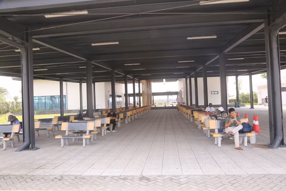 Khu vực nhà chờ bến phà Đồng Bài trưa 27/4. (Ảnh: Minh Thu/TTXVN)