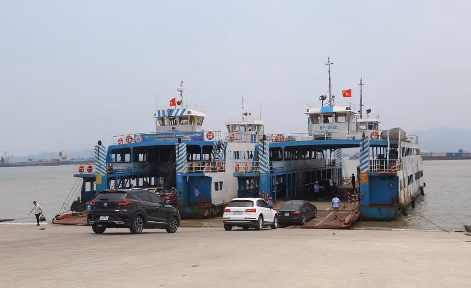 Phần lớn người dân, du khách và tất cả phương tiện từ đất liền Hải Phòng ra Cát Bà đều phải đi qua bến phà Đồng Bài. (Ảnh: Minh Thu/TTXVN)