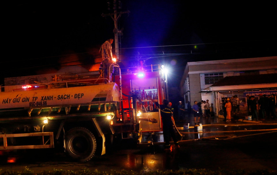 Hơn 25 xe chữa cháy và 400 cán bộ chiến sỹ thuộc Công an thành phố Cần Thơ, Quân khu 9 được tăng cường đến hiện trường chữa cháy. (Ảnh: Thanh Liêm/TTXVN)