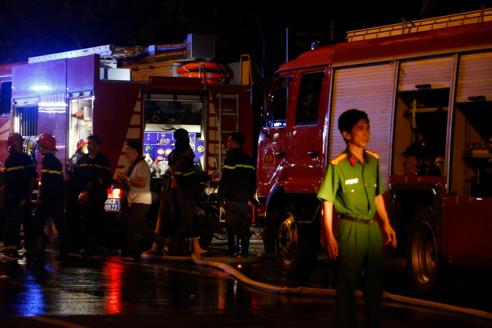 Lực lượng cứu hỏa nỗ lực dập tắt đám cháy. (Ảnh: Thanh Liêm/TTXVN)