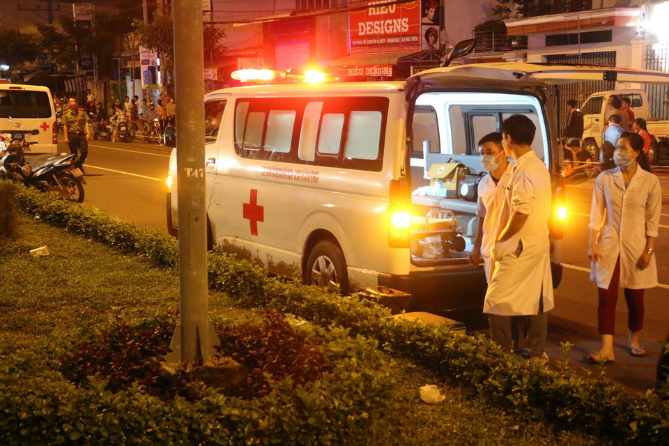 Xe cứu thương túc trực tại hiện trường. Tuy nhiên, không có ghi nhận thiệt hại về người. (Ảnh: Hồng Giang/TTXVN)