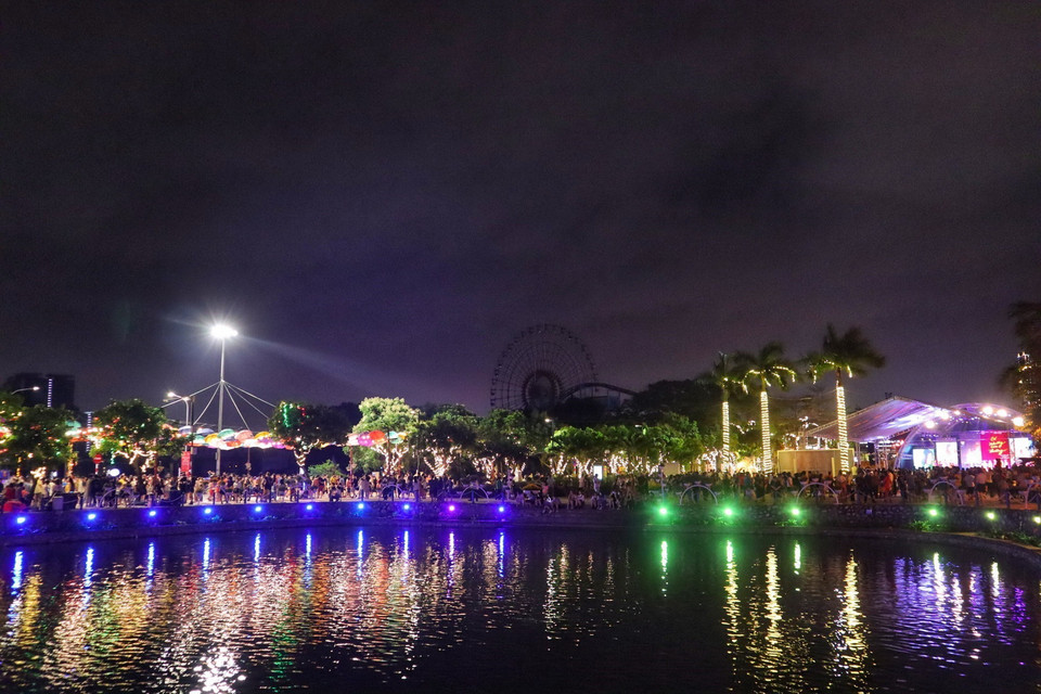 Lung linh không gian đi bộ phố Trịnh Công Sơn, Hà Nội. (Ảnh: Nguyễn Thùy Dương/TTXVN phát)