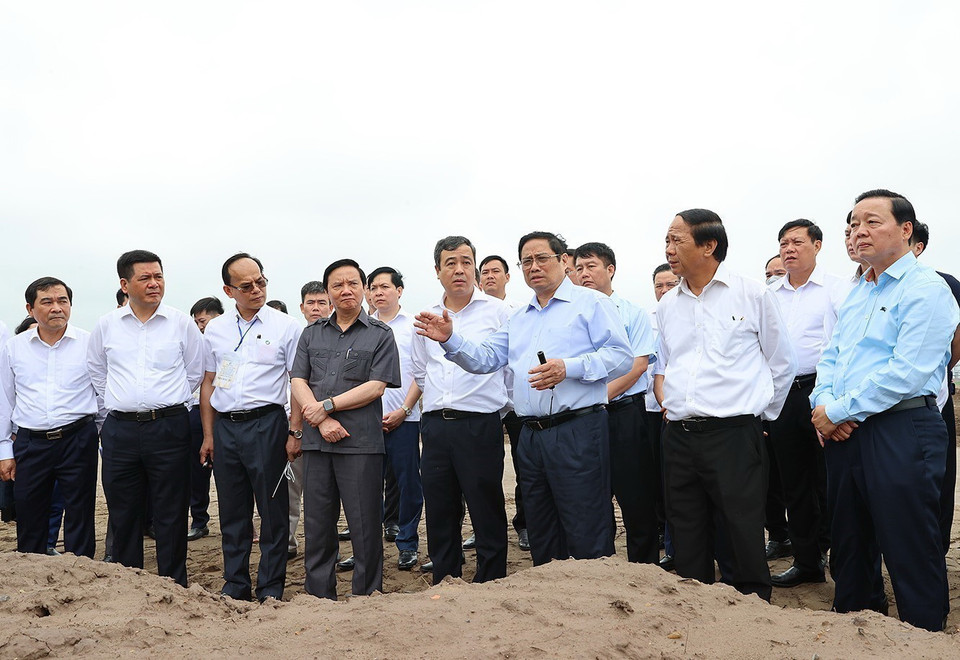 Thủ tướng Phạm Minh Chính khảo sát hoạt động của Khu Kinh tế Thái Bình. (Ảnh: Dương Giang/TTXVN)